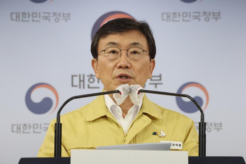 La emisora ​​pública británica BBC informó el 1º de abril (hora local) que Corea ocupó el sexto lugar global en agilidad. La foto muestra a Kwon Deok-cheol, el primer subdirector de la Sede Central de Contramedidas de Seguridad y Desastres y Ministro de Salud y Bienestar, anunciando la suvización de las medidas de distanciamiento social relacionadas con la respuesta al COVID-19 en el complejo gubernamental en Seúl el 1º de abril 