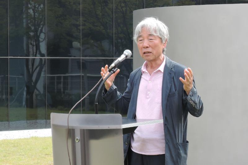 El 15 de abril se inauguró una galería para exhibir las obras del pintor y escultor coreano Lee Ufan en la ciudad de Arlés, en el sur de Francia. En la imagen se vea Lee en esta foto fechada el 3 de septiembre de 2016, explicando el significado de sus nuevas obras en la ceremonia de inauguración organizada por el Museo de Arte de Busan, en Busan. 