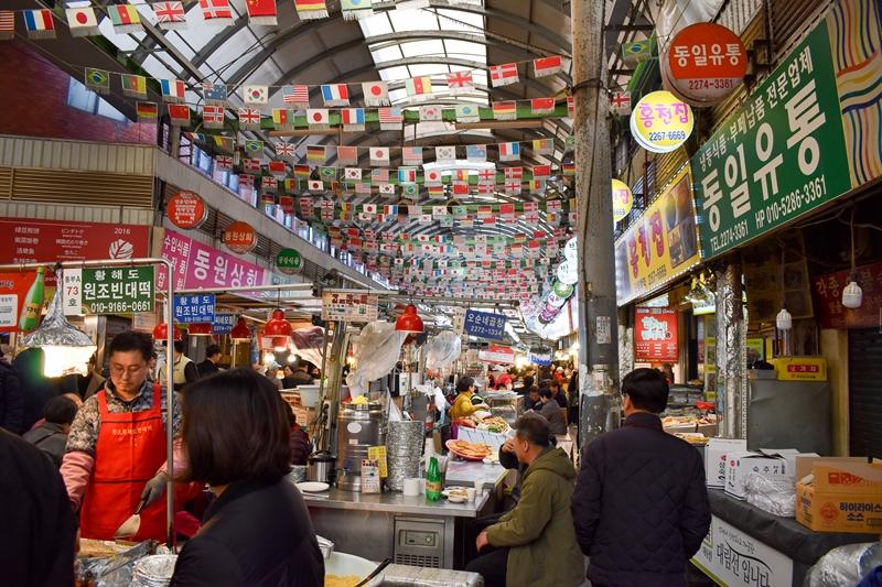 Decoración del techo en el mercado Gwangjang