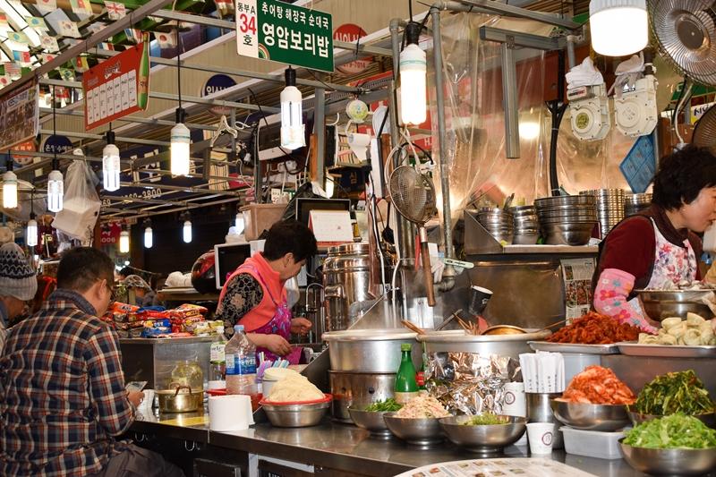 Puestos de comida en el mercado Gwangjang