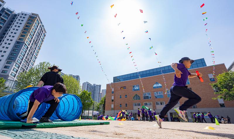 Students at Geumwha Elementary School in Seoul's Seodaemun-gu District on May 2, three days ahead of Children's Day, run without masks in a relay race at the sports festival. (Yonhap News)