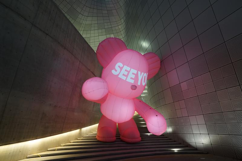 Dongdaemun Design Plaza in Seoul's Jung-gu District features a large-scale balloon bear. (Seoul Design Foundation)