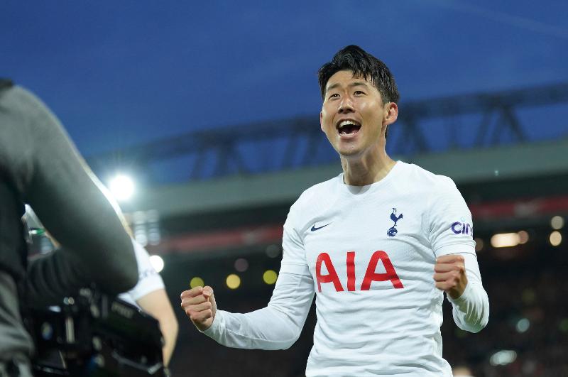 En la semana 36 de la temporada 2021-22 de la Premier League inglesa, Son Heung-min del Tottenham Hotspur celebra el 7 de mayo después de marcar el primer gol en el empate 1-1 contra el Liverpool a los 11 minutos del segundo tiempo en el estadio Anfield en la ciudad de Liverpool, Reino Unido. | Agencia de Noticias Yonhap