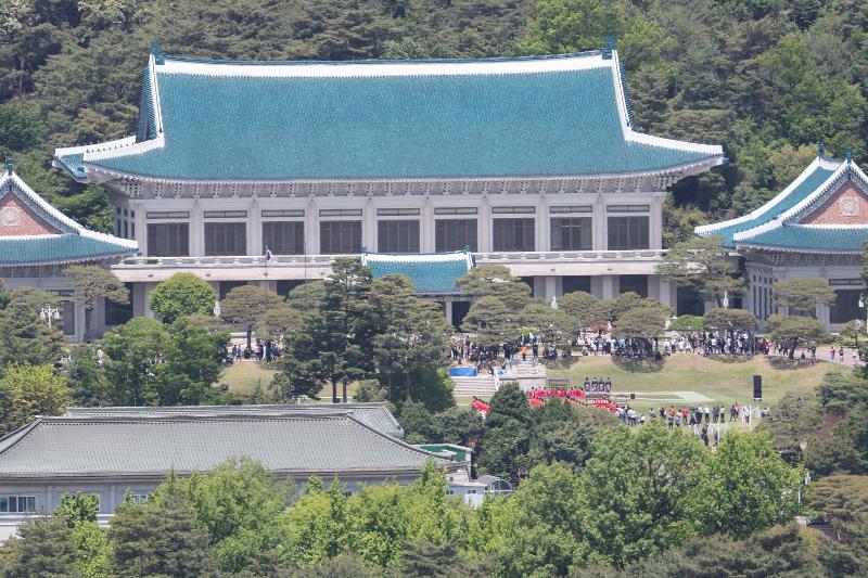 ▲ 시민들이 10일 전면 개방된 청와대 경내를 둘러보고 있다.
