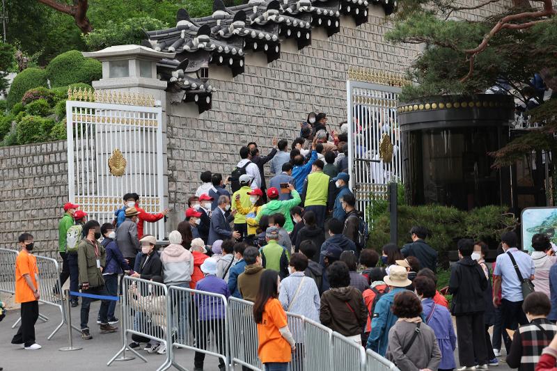 La ruta de senderismo desde Cheong Wa Dae hasta la montaña Bugaksan se abre de las 7:00 a.m. a las 7:00 p.m. Cualquiera persona puede visitar sin reserva.