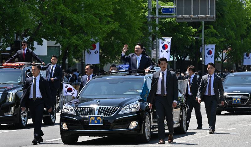 El 10 de mayo, el presidente Yoon Suk Yeol saluda a la multitud en una caravana después de su ceremonia de investidura en la Asamblea Nacional en Seúl. | Kang Min-seok del Servicio de Seguridad Presidencial
