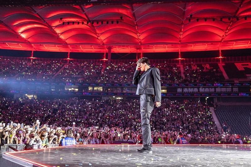 El artista de K-pop Kai, de Exo se presentó el 14 de mayo en el concierto 'KPOP.FLEX' realizado en el Deutsche Bank Park en Fráncfort, Alemania, que contó con la asistencia un estimado de 44.000 fanáticos europeos del K-pop. 