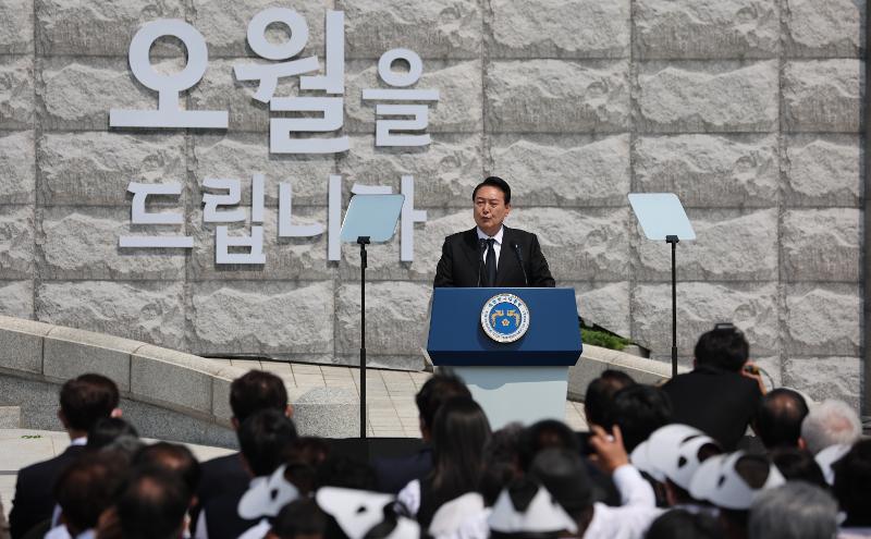 El presidente Yun Suk Yeol pronuncia un discurso conmemorativo en la ceremonia del 42.° aniversario del Movimiento de Democratización de Gwangju del 18 de mayo, celebrado en el Cementerio Nacional del 18 de mayo en el distrito de Buk-gu, en la ciudad de Gwangju, la mañana del 18 de mayo. 