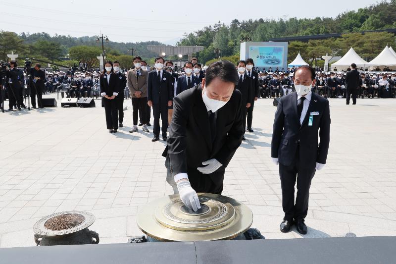 El presidente Yun Suk Yeol asistió a la ceremonia para conmemorar el 42.º aniversario del Movimiento de Democratización de Gwangju del 18 de mayo, celebrada en el Cementerio Nacional del 18 de mayo en el distrito de Buk-gu, en Gwangju. En la imagen, el presidente mientras quema una ofrenda de incienso en el Cementerio Nacional del 18 de mayo.