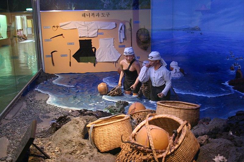 Exhibición en el museo sobre las actividades de las mujeres buceadoras de Jeju 