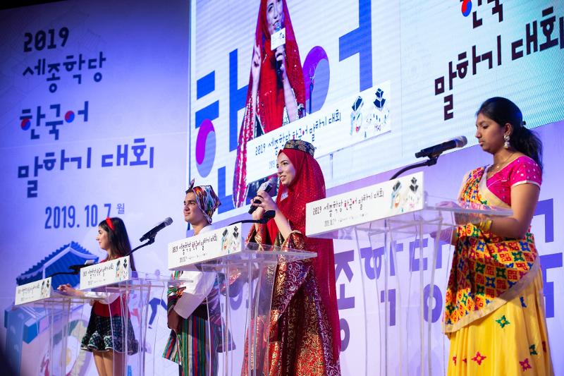 ▲Las preliminares del 'Concurso de Habla y Escritura en coreano' de la Fundación del Instituto Rey Sejong se llevarán a cabo hasta finales de julio. La foto muestra la etapa final del 'Concurso de Oratoria Coreana del Instituto Rey Sejong 2019' realizada en el Museo Nacional de Corea en Yongsan-gu, Seúl, el 7 de octubre de 2019. Las finales de 2020 y 2021 se llevaron a cabo solamente de manera online debido a la pandemia de COVID-19.