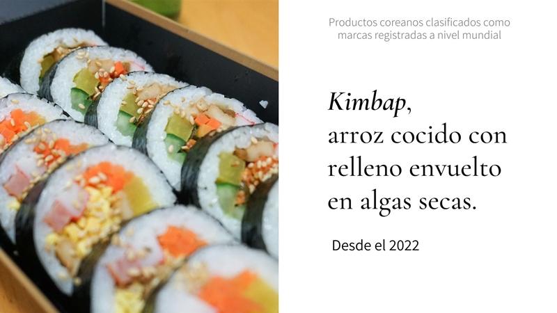 El kimbap es un plato coreano elaborado con el 'bap', arroz cocido, e ingredientes como verduras, pescado y carnes que se enrollan en el 'kim' láminas de algas secas.