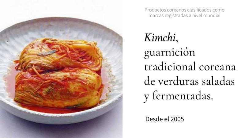 El kimchi, la guarnición tradicional coreana de verduras saladas y fermentadas a base de col napa o el rábano coreano, es delicioso plato insigne de Corea.