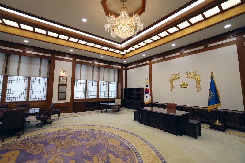 La fotografía muestra la oficina presidencial ubicado en el segundo piso del edificio principal de la antigua casa presidencial Cheong Wa Dae. 