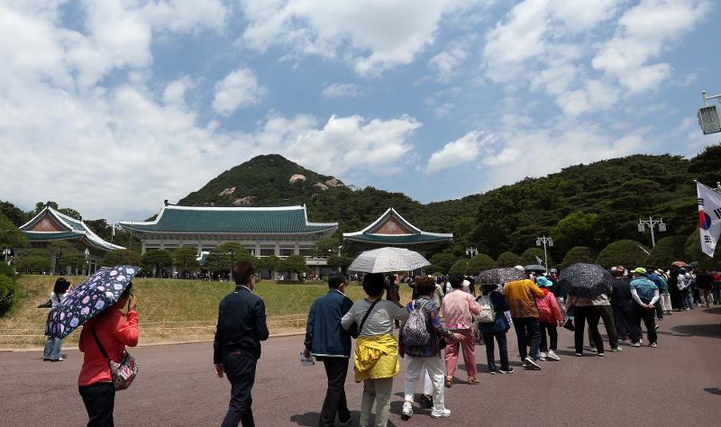 Los visitantes hacen fila para entrar en el edificio principal de Cheong Wa Dae el 26 de mayo, día de la apertura del edificio principal y la residencia presidencial.