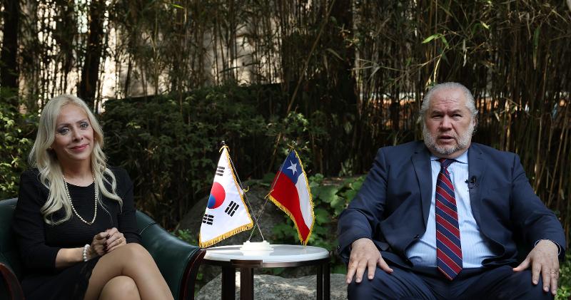 Gustavo González, jefe de misión de la Embajada de Chile en Seúl, y su esposa Griselle Garín, en la que ahora es su segunda estadía en Corea, que se produce casi 30 años después de la primera.
