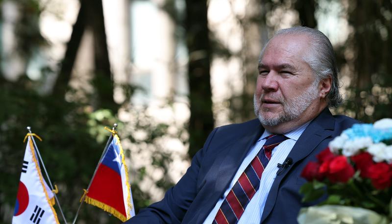 Gustavo González, jefe de misión de la Embajada de Chile en Seúl
