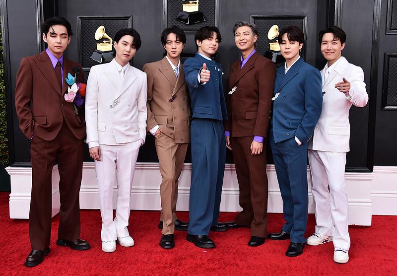 La fotograía muestra a la banda masculina de K-pop BTS el 3 de abril durante la 64ª Entrega Anual de los Premios Grammy organizada por el MGM Grand Garden Arena en Los Ángeles, Estados Unidos. | Agencia de Noticias Yonhap 