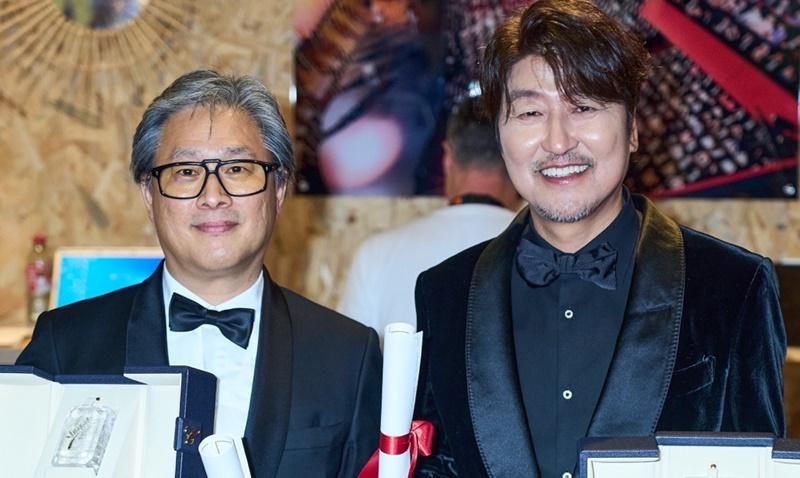 Park Chanwook (izquierda), quien ganó el premio al Mejor Director por 'Decision to Leave', y Song Kang-ho, el primer coreano en ganar el premio al Mejor Actor por su actuación en la obra maestra de Hirokazu Kore-eda 'Broker', se toman una foto conmemorativa el 28 de mayo en el 75º Festival Internacional de Cine de Cannes, en Francia