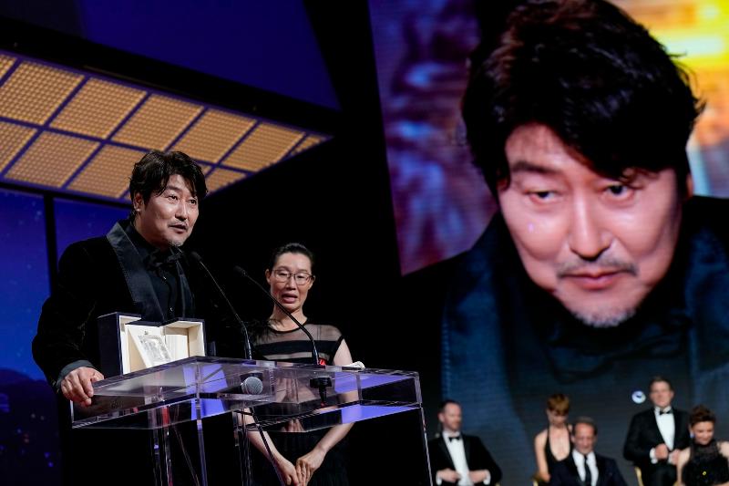 El 28 de mayo, el actor Song Kang-Ho pronuncia su discurso de aceptación después de ganar el premio al Mejor Actor por su papel en 'Broker' en el 75° Festival Internacional de Cine de Cannes en el Grand Théâtre Lumière de la ciudad francesa.