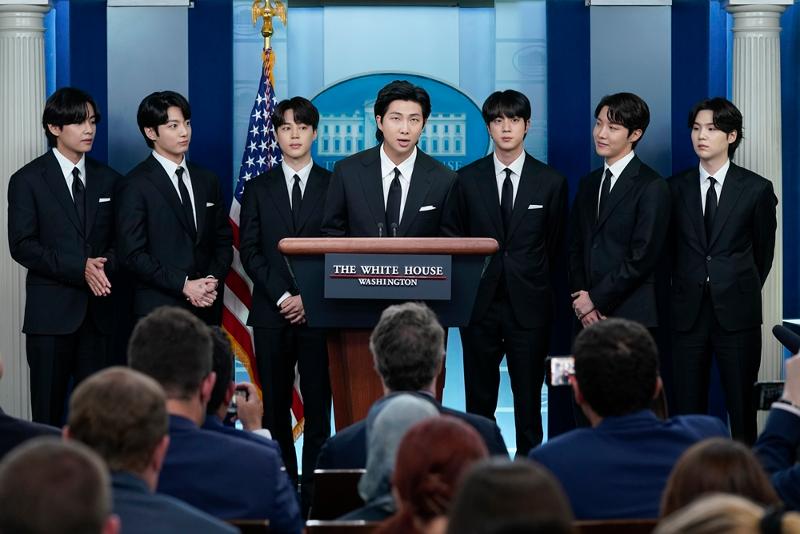 El miembro RM (centro) de BTS habla en la sala de reuniones de la Casa Blanca en Washington, EE. UU. el 31 de mayo (hora local). De izquierda a derecha: V, Jungkook, Jimin, RM, Jin, J-Hope y Suga.