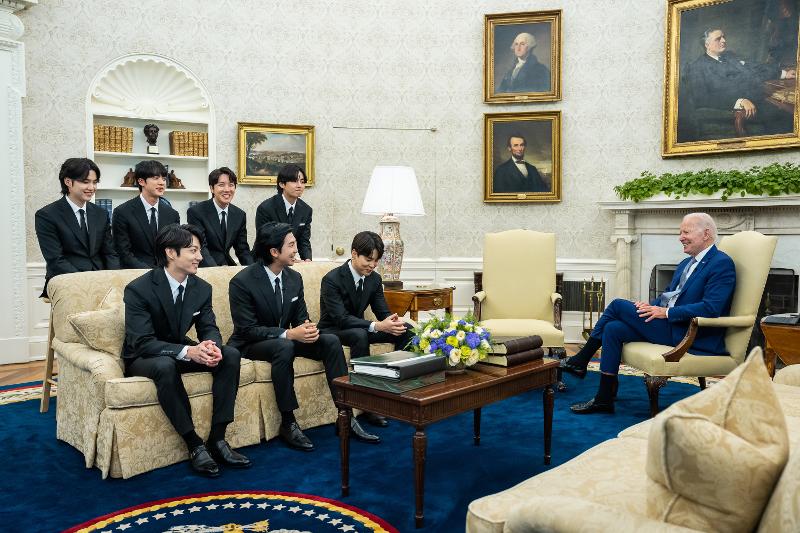 El miembro RM (centro) de BTS habla en la sala de reuniones de la Casa Blanca en Washington, EE. UU. el 31 de mayo (hora local). De izquierda a derecha: V, Jungkook, Jimin, RM, Jin, J-Hope y Suga.