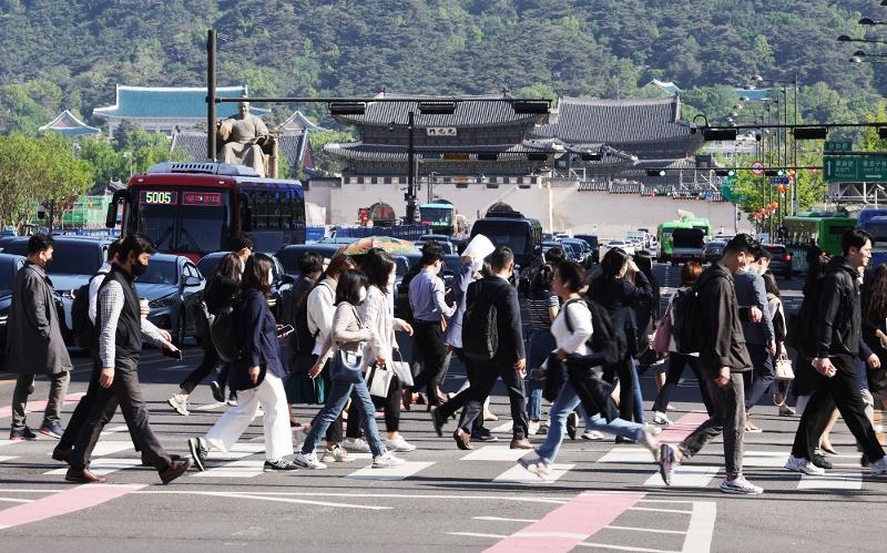 La renta nacional bruta (RNB) per cápita del año pasado sobrepasó la marca de los 35.000 dólares. La fotografía del mes pasado muestra a los transeúntes atravesando un cruce peatonal en la intersección de la plaza Gwanghwamun en el centro de Seúl. |