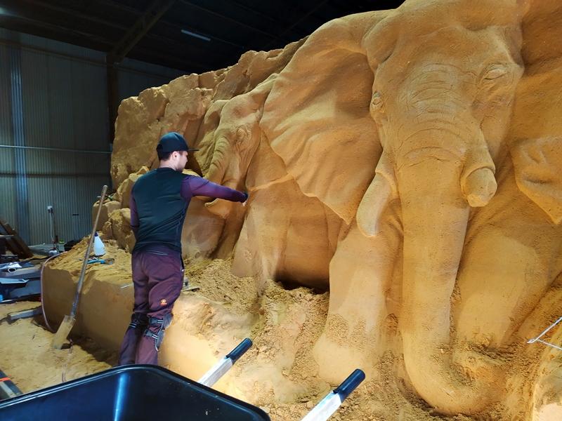Ji Dae Young trabajando en una escultura especial en Australia