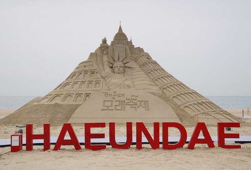 “Me tomó más de 20 días completar esta escultura. Fue particularmente difícil pero afortunadamente fue del agrado de los visitantes y se convirtió en un lugar para tomaron muchas fotos en la Playa Haeundae.”