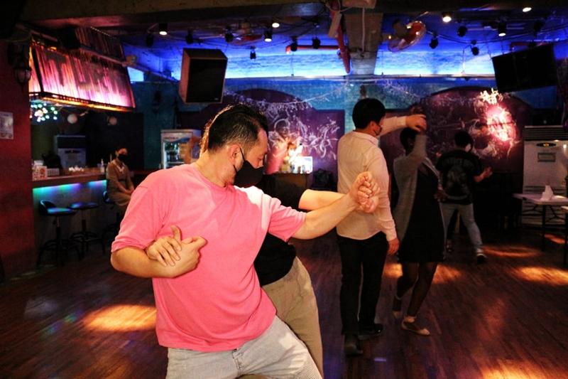 “El baile es una excelente manera de hacer amigos cuando viajas y construir relaciones que perduran incluso después de regresar a casa” Instructor Noble.