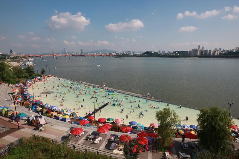 Cuatro piscinas estarán abiertas al público en Ttukseom, Yeouido, Gwangnaru y Jamwon, y dos parques acuáticos abrirán en Nanji y Yanghwa. La fotografía, de 2019, muestra el parque acuático en Nanji. 