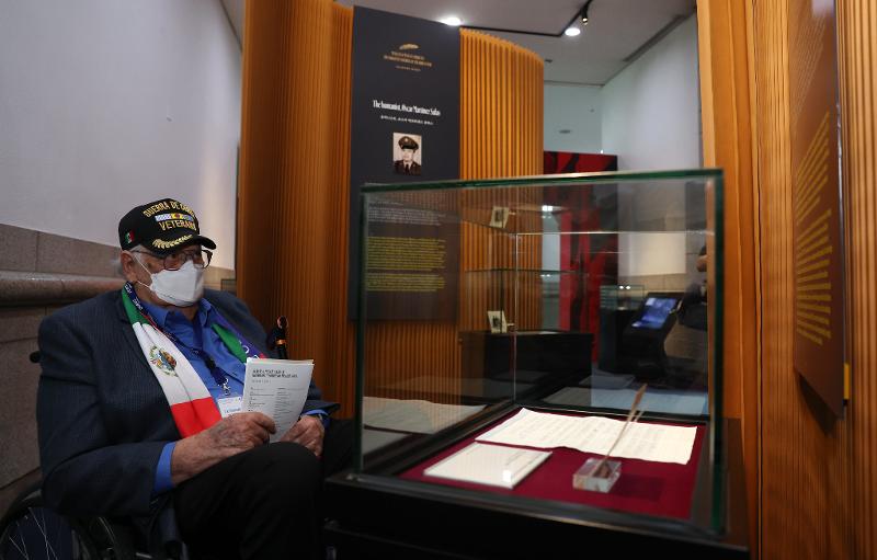 El veterano mexicano Antonio Lozano Bustos ,el 28 de junio, está sumido en sus pensamientos mientras mira las notas que donó a la exposición sobre los veteranos mexicanos y mexicano-estadounidenses de la Guerra de Corea, 'Los soldados olvidados de la Guerra de Corea', en Seúl.