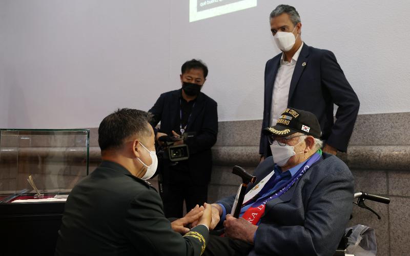 El 28 de junio se inauguró una exposición de veteranos mexicanos y mexicano-estadounidenses de la Guerra de Corea de la Guerra de Corea, titulada 'The Forgotten Soldiers of the Korean War (Los soldados olvidados de la guerra de Corea)' en el Monumento a los caídos en la Guerra de Corea, en el distrito Yongsan-gu de Seúl. En la ceremonia de inauguración, el teniente coronel Kim Yoon Joo del Estado Mayor Conjunto de la República de Corea (izquierda) y el veterano mexicano Antonio Lozano Bustos compartieron un emotivo reencuentro.