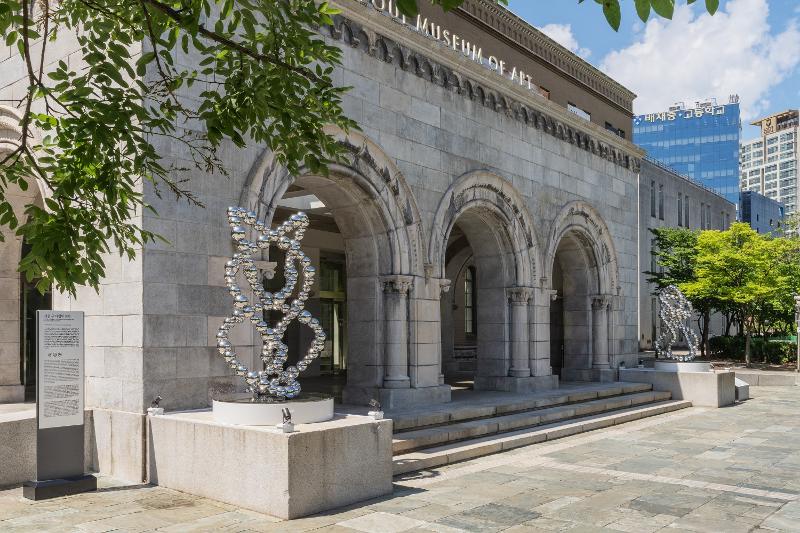 El nudo de Babel (izquierda) y El nudo de lo imaginario del artista contemporáneo francés Jean-Michel Othoniel se exhiben en la entrada del Museo de Arte de Seúl en el distrito Jung-gu de Seúl. Ambas obras son parte de una serie que destaca el valor perdurable del arte. 