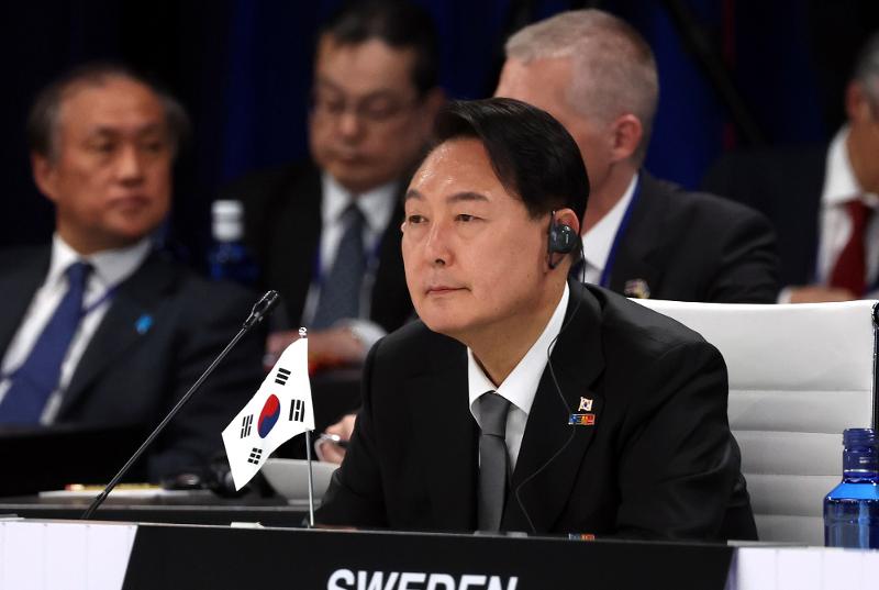 El presidente Yoon Suk Yeol asiste el 29 de junio a una reunión del Consejo del Atlántico Norte a nivel de jefes de Estado y de Gobierno con países socios en la cumbre de la Organización del Tratado del Atlántico Norte celebrada en el Centro de Convenciones IFEMA en Madrid, España.