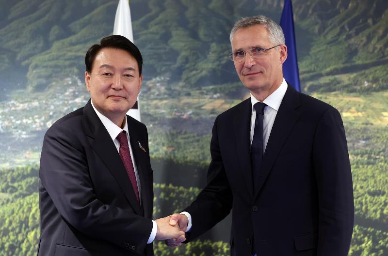 La Organización del Tratado del Atlántico Norte (OTAN) ha aceptado la solicitud de Corea para establecer una misión en Bruselas, Bélgica. La fotografía, tomada el 30 de junio, muestra al presidente Yoon Suk Yeol posando con el secretario general de la OTAN, Jens Stoltenberg, en el Centro de Convenciones de IFEMA en Madrid, España. | Agencia de Noticias Yonhap 