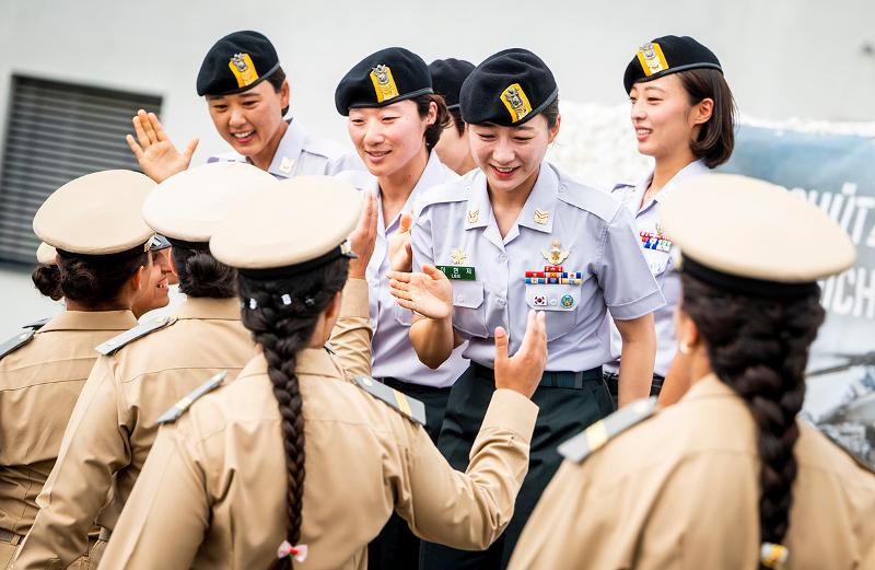 El 29 de junio, el equipo surcoreano, que logró la medalla de oro en paracaidismo en formación de cuatro vías en el 45º Campeonato Mundial de Paracaidismo Militar (WMPC) en Gussing, Austria, saluda al equipo de Marruecos. | Página oficial de 45º WMPC 