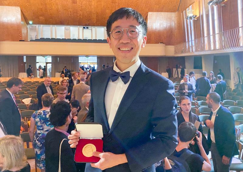 June Huh, un matemático estadounidense de etnia coreana y profesor de la Universidad de Princeton, ganó el 5 de julio el Premio Fields, uno de los premios más reconocidos de matemáticas, en Helsinki, Finlandia. | Agencia de Noticias Yonhap