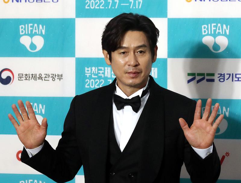  El actor Seol Kyung Gu posa para las fotos el 7 de julio en el evento de alfombra roja de la ceremonia de apertura del Festival Internacional de Cine Fantástico de Bucheon, que se llevó a cabo frente al jardín cerca del ayuntamiento de Bucheon en Bucheon, provincia de Gyeonggi-do. | Agencia de Noticias Yonhap. 