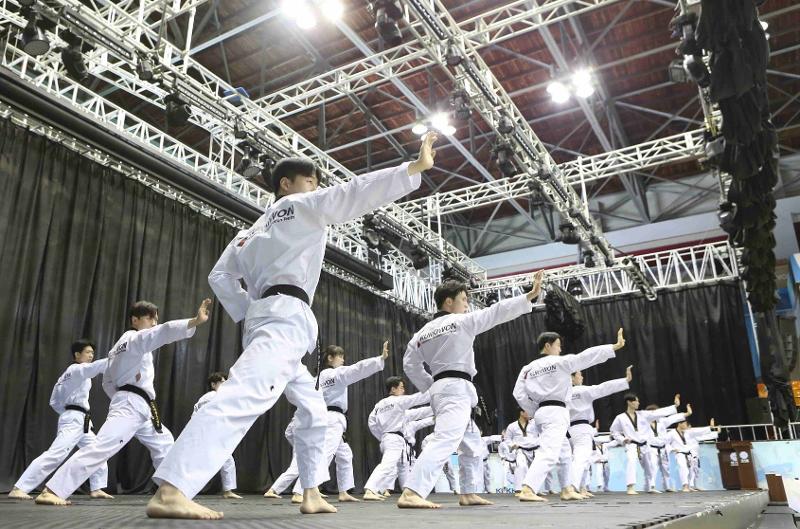 La foto muestra a un equipo de taekwondo de Kukkiwon dando unademostración. | Página oficial de Kukkiwon en Facebook