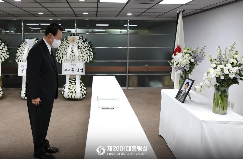 El 12 de julio, el presidente Yoon Suk Yeol presenta sus respetos en el altar de luto por el difunto ex primer ministro japonés Shinzo Abe en la embajada japonesa en el distrito Jongno-gu de Seúl. 