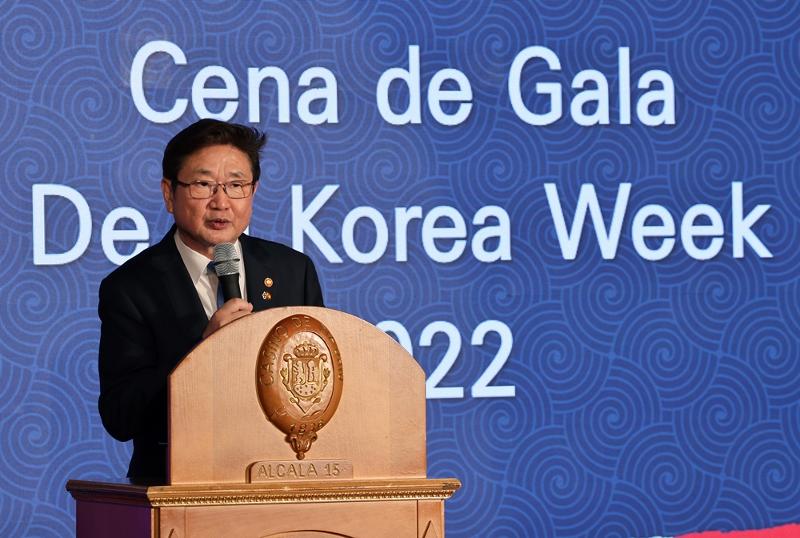 El Ministro de Cultura, Deportes y Turismo, Park Bo Gyoon, da un discurso el 11 de julio en una cena de gala del evento de la 