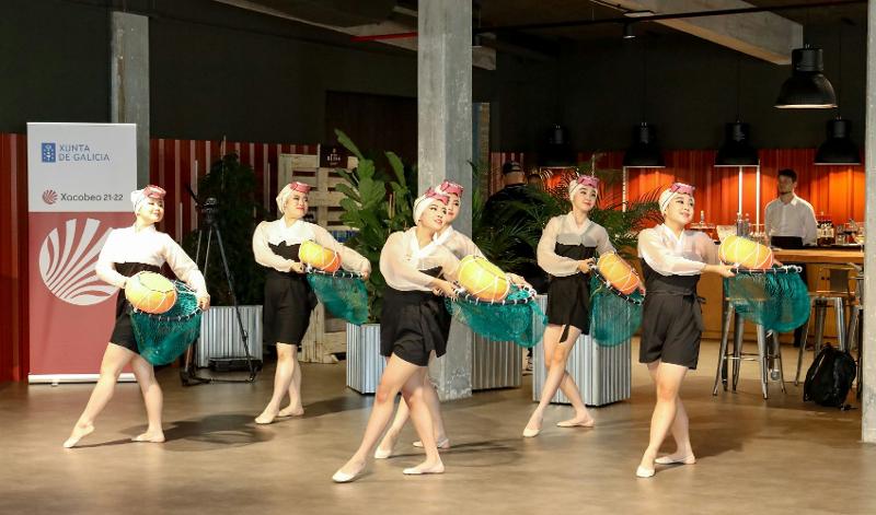 El 12 de julio se lleva a cabo un espectáculo de danza de las haenyeo, o las buceadoras tradicionales de la isla de Jeju, en la sección Arca de la principal ruta de peregrinación de España, Camino de Santiago, para marcar la instalación de los símbolos de Jeju dol hareubang y ganse