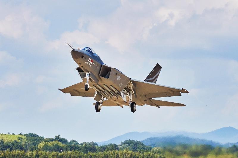 El avión de combate KF-21 Boramae de desarrollo nacional el 19 de julio a las 3:40 p.m. despega de la pista del 3er Escuadrón de Entrenamiento de la Fuerza Aérea en Sacheon, provincia de Gyeongsangnam-do, en su primer vuelo de prueba. | Administración del Programa de Adquisición de Defensa