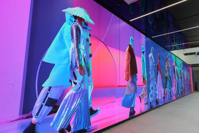 El 'Signature Content 1: Millennial Parade' (Contenido característico 1: Desfile millennial) de HiKR Ground es un trabajo que transmite la difusión y la globalización de la cultura coreana a través de un desfile de jóvenes de todo el mundo que disfrutan de una variedad de contenido que combina la tradición con tecnología de punta, que va desde la vestimenta tradicional coreana hanbok hasta alta costura y materiales clásicos y dispositivos de tecnologías de vanguardia.