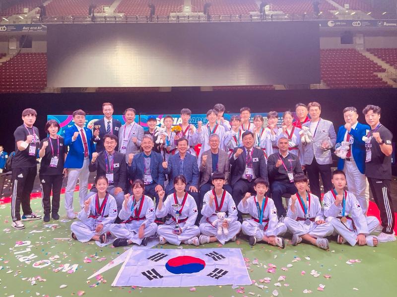 El equipo nacional posa para las fotos el 31 de julio en el Campeonato Mundial de Cadetes y Jóvenes de Taekwondo 2022 en Sofía, Bulgaria, donde Corea terminó con su mejor desempeño en la historia del torneo. | Federación Juvenil de Taekwondo de Corea 