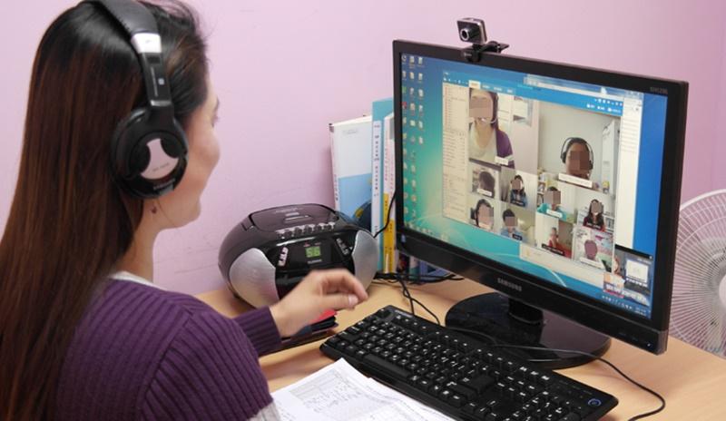 La Fundación del Servicio de Inmigración de Corea a partir del 29 de agosto comenzará el tercer semestre de sus clases en línea para expatriados bajo el Programa de Inmigración e Integración de Corea. Se muestran una profesora de KIIP y sus alumnos durante una clase en línea. | Fundación del Servicio de Inmigración de Corea
