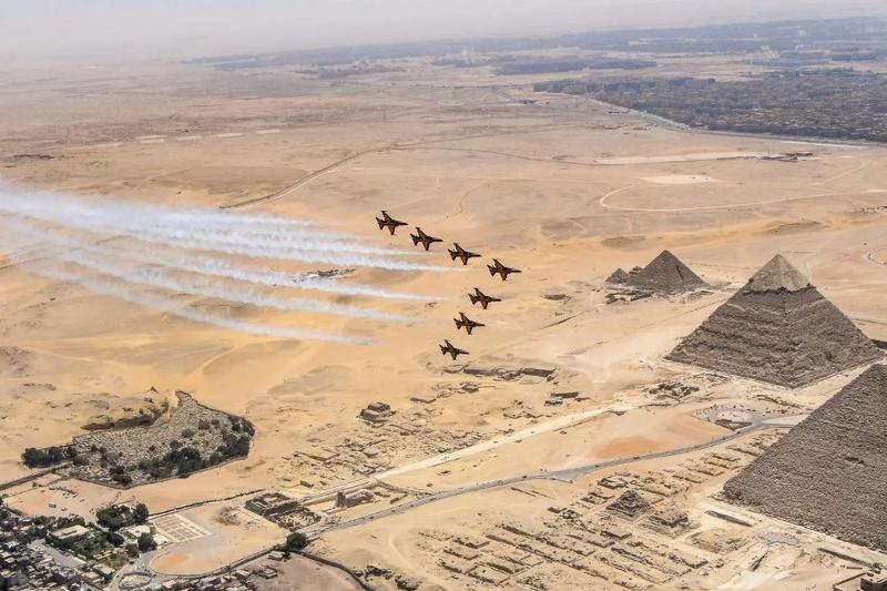Los Black Eagles, el equipo de exhibición acrobática de la Fuerza Aérea de la República de Corea, vuela el 3 de agosto sobre las pirámides de Egipto, en el Pyramid Air Show 2022 en El Cairo, la capital egipcia.