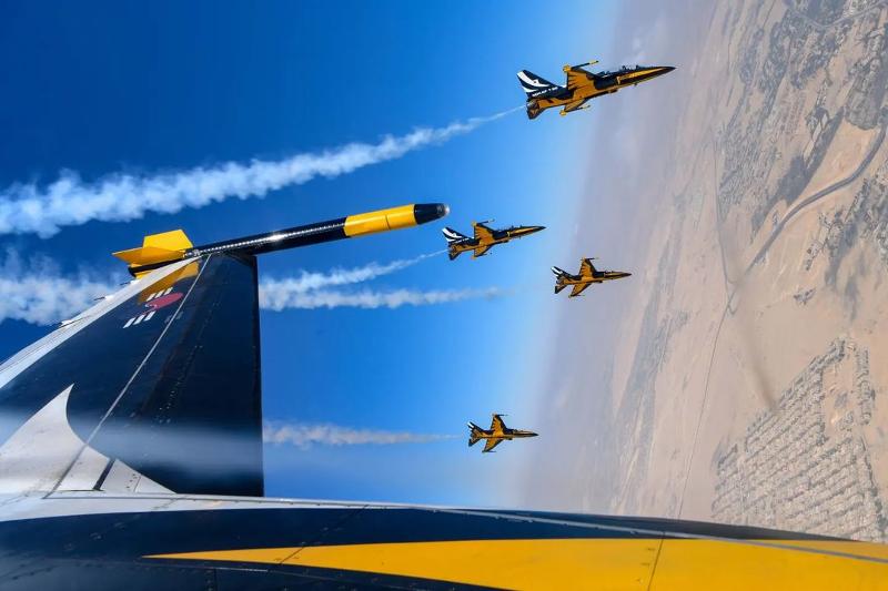 Los Black Eagles, el equipo de exhibición acrobática de la Fuerza Aérea de la República de Corea, realiza acrobacias, el 3 de agosto, en el Pyramid Air Show 2022 la capital egipcia. | Cuenta oficial en Instagram de los Black Eagles 