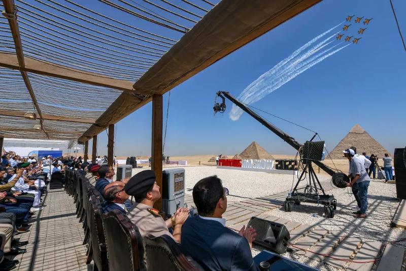 Los espectadores aplauden, el 3 de agosto, durante el Pyramid Air Show 2022 en El Cairo, Egipto. 